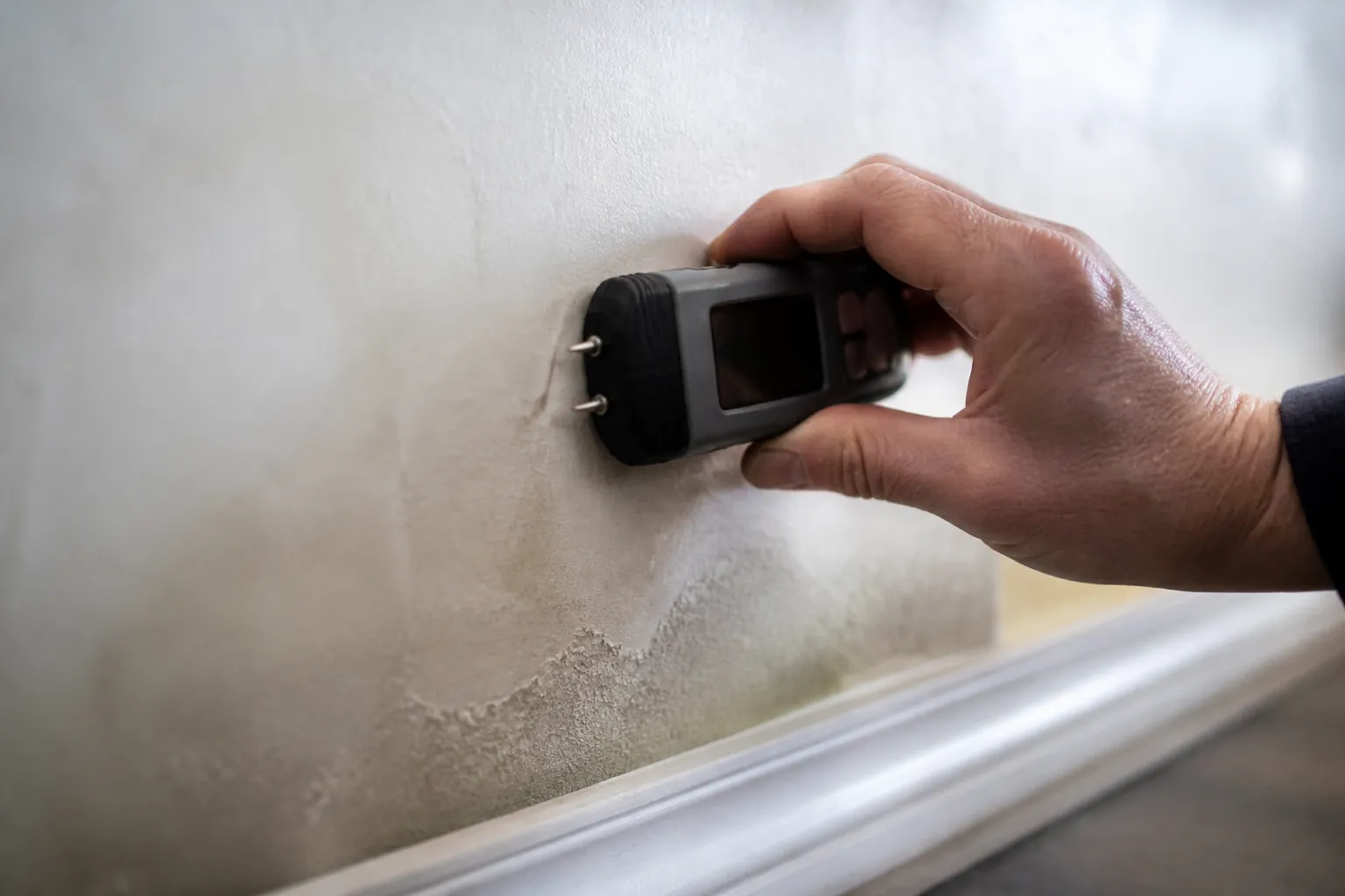 Humidimetre applique sur un mur pour mesurer l humidite