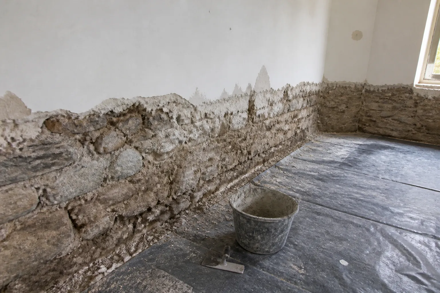 Chantier de traitement de l humidite, bas de mur decroute